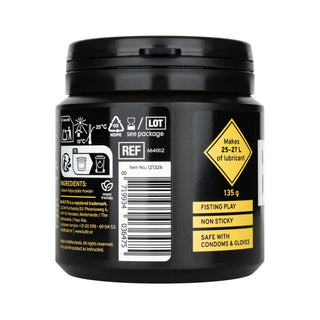 En svart plastbehållare märkt BUTTR Pulverglidmedel 135g med vit text, användningssymboler och ingrediensförteckning.