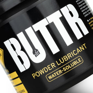 BUTTR Pulverglidmedel 135g förpackning, svart med fet vit och gul text.