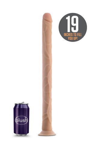 Dr.Skin 48cm Dildo, med en sugkopp för handsfree-njutning, visas bredvid en läskburk för skala. Tillverkad av kroppssäkert material ger den både säkerhet och realistisk tillfredsställelse.