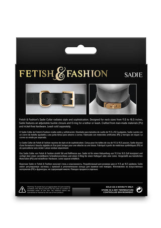 Bilden visar Fetish & Fashions Sadie Halsband-förpackningen, med en svart krage med guldspänne, D-ring, justerbar stängning och text om material och storlekar – perfekt för alla fetischäventyr.