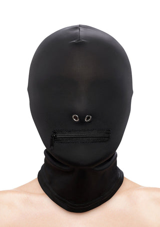 En person bär en svart "Huvudmask med Dragkedja för munnen", helt döljer sitt ansikte med en dragkedjeförsedd mun och två små näshål, som täcker halsen, mot en vanlig vit bakgrund.