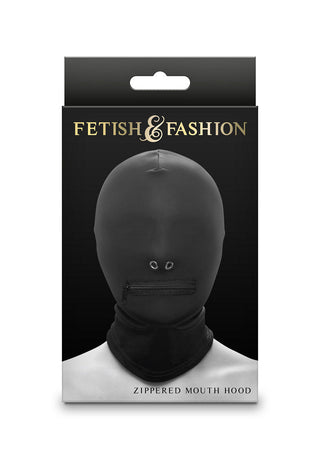 Detta produktpaket innehåller en svart munhuva med dragkedja som heter "Huvudmask med Dragkedja för munnen" från kollektionen "Fetish & Fashion". Etiketten visar huvudmasken elegant draperad över en huvudform, vilket framhäver dess lockelse i vilken fetischsamling som helst.