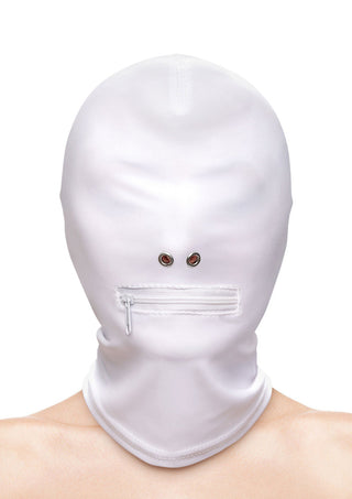 Någon bär en Huvudmask med Dragkedja för munnen, som är vit och täcker hela huvudet och halsen med två små ögonhål. Bakgrunden är vanlig vit.