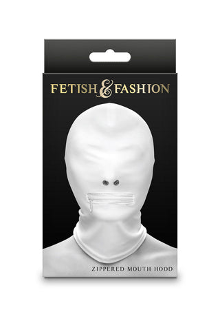 Förpackningen till en fetischhuva, som heter "Huvudmask med Dragkedja för munnen", har en vit mask som täcker hela huvudet med en munöppning med dragkedja. Texten lyder "Fetisch & mode" och "Zippered Mouth Hood" mot en svart bakgrund.