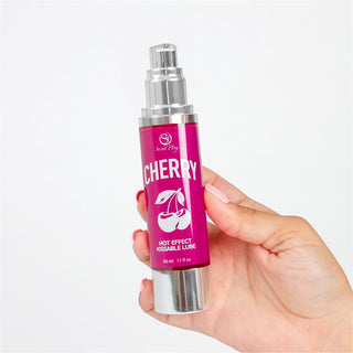 På bilden syns Secret Play 2-i-1 Körsbär i en 50 ml-flaska med rosa etikett och silverfärgad pump.