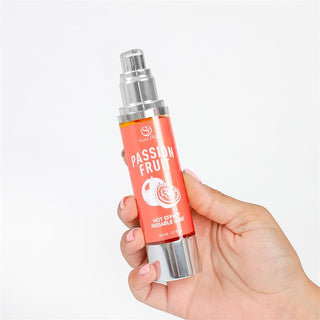 Secret Play 2-i-1 Passionsfrukt-flaska, 50 ml, genomskinlig plast med rosa lock och etikett, avbildad mot en vit bakgrund.