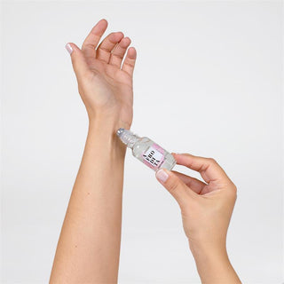 Feromonparfym Roll On 20 ml, en liten cylindrisk glasflaska med en roll-on-applikator, mot en enfärgad bakgrund.