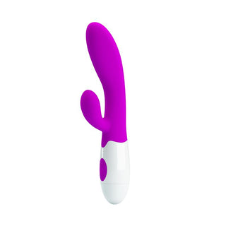 PrettyLove Alvis Dual Vibrator i lila och vitt har böjt skaft för G-punktsstimulans samt en mindre klitorisarm för dubbel njutning, på vit bakgrund.