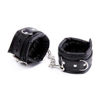 Ett par BDSM Fotbojor PU-läder i svart, sammankopplade med en liten silverkedja – perfekt för att lägga till bondage-känsla och säker återhållsamhet.