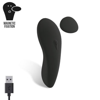 Tardenoche Bengi Trosvibrator är en svart trosvibrator i flytande silikon med magnetisk laddning, USB-kabel och fjärrkontroll för enkel användning och kontroll.