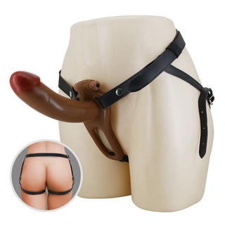 Pretty Love Bradden Vibrerande Strap On, svart med justerbara remmar och en mjuk silikondildo; detalj av bakre sele visas.