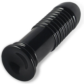 Svart, räfflad analplugg i PVC med rundad spets, king size, avbildad mot en vit bakgrund.