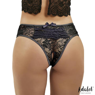 Kvinna klädd i Camila Öppna Spets Trosor, svarta spetsunderkläder med blommig spets och en crop top, med Adalet Finest Lingerie-logotypen i det nedre högra hörnet.