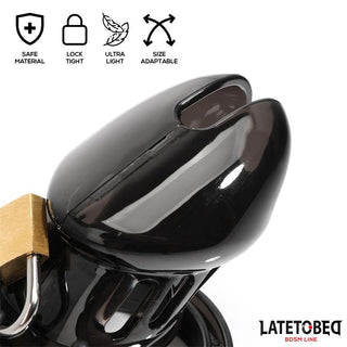 Latetobed Chastity Cage Black erbjuder säkert material, låstäthet, ultralätt design och justerbar storlek - perfekt för långvarig avhållsamhet och diskret kontroll som en säker penisbur.