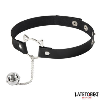 Latetobed Cat Ear Collar: en lekfull svart choker med kattöron, silverring, kedja och klocka; har LATETOEBG BDSM LINE-logotypen diskret i hörnet.