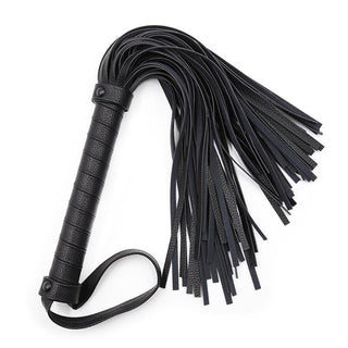Latetobed Classic Flogger 42cm är en BDSM-flogger i svart läder med ett ergonomiskt handtag och flera långa, tunna svansar för exakt slaglek.