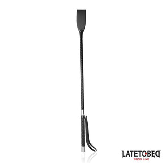 Svart BDSM Piska 60cm PU Läder har en svart veganläderdesign med ett slingat handtag, som visas på en vit bakgrund. LATETOBEQ BDSM LINE-logotypen visas i hörnet.
