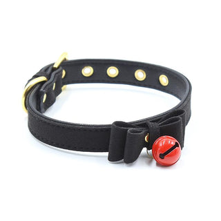 Halsband Med Rosett: En svart krage med guldöglor, en charmig rosett och en slående röd klocka, perfekt för att skapa en lockande atmosfär.