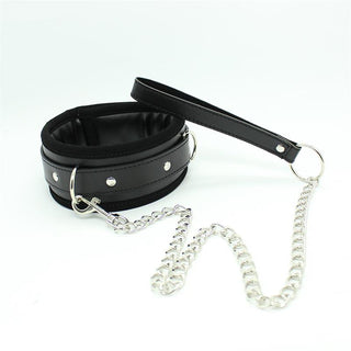 Latetobed Justerbart Halsband: BDSM-halsband i svart läder med silverfärgat kedjekoppel och handtag på vit bakgrund. Har ett avtagbart koppel för mångsidiga lekar.