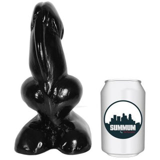 En stor, svart, abstrakt skulptur med en spännande form står bredvid Dildo XXL Minotor 18cm med en stadssilhuettdesign.