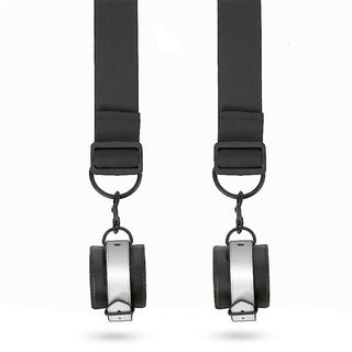 IntoYou Door Restraint Kit har två justerbara svarta remmar med bifogade silver och svarta manschetter, designade för upphängning, mot en vit bakgrund.