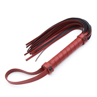 Mjuk Flogger Piska 40 cm är en premium röd läderflogger med flera platta svansar och ett ögla handtag, som erbjuder en lyxig känsla för sensuell piskning.