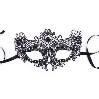 Intoyou Fellicia Mask No. 3 är en svart spets venetiansk ögonmask med en intrikat design och eleganta satinband, visad på en vit bakgrund.