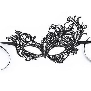 Venetiansk Mask No. 4: en svart ögonmask i spets med intrikata spetsmönster och bandband, uppsatt på vit bakgrund.