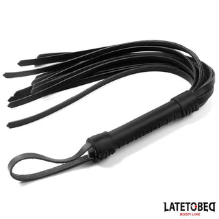 Latetobed Läderflogger 50 cm - en svart läderflogger med öglehandtag och flera svansar, visad mot en vit bakgrund.