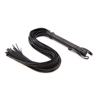 Latetobed BDSM Flogger 69 cm är en flogger i svart läder med flera svansar och ett omlindat handtag med metallbeslag, som visas på en vit bakgrund.