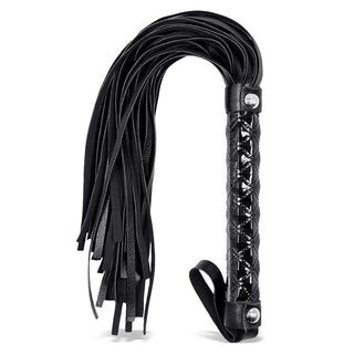 Black Sapphire Vegan Flogger har ett strukturerat handtag och mjuka strängar, tillverkade av veganläder för en elegant, grymhetsfri touch.