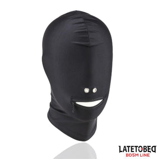 BDSM Helmask med Dragkedja är en svart helmask med dragkedjeförsedd munöppning och två små näshål – idealisk för rollspel och dominanslekar.