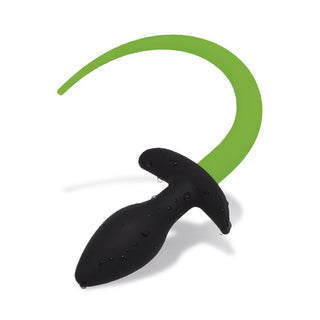 Glow in the Dark Tail Buttplug har en svart silikonplugg med en böjd, grön svans som lyser i mörkret - perfekt för alla som gillar att leka med valpar. Visas på en vit bakgrund.