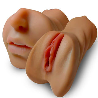 Trehålig TPE-onani-leksak i hudfärg med öppningar för mun, vulva och anus; realistisk texturerad design.