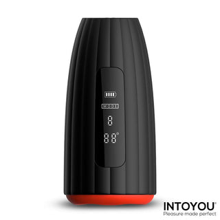 INTOYOU Karter Masturbator är en svart och röd elektronisk leksak med en digital display, kontrollknappar, uppvärmningsfunktion och INTOYOU-logotypen i det nedre högra hörnet.