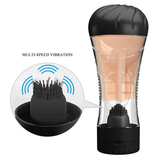 Masturbator i genomskinlig plast med räfflad insida och integrerad vibrerande stimulator, visas i närbild.