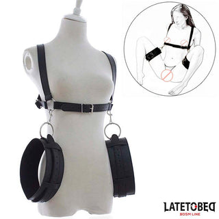 Latetobed Open Leg Bondage i svart läder med justerbara remmar som visas på en skyltdocka, inkluderar en cirkulär infälld illustration som visar öppna bondagepositioner.