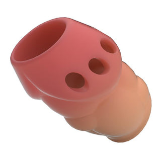 Elastisk, genomskinlig TPR-penishylsa med tre cirkulära hål, mot vit bakgrund.