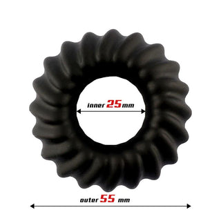 Beast Liquid Silicone Penisring, ett svart, cirkulärt kugghjulsformat föremål med en vågig kant, är centrerad på en vit bakgrund. Den har flexibla och hållbara designdetaljer med en innerdiameter på 25 mm och en ytterdiameter på 55 mm, markerad med pilar och röd text.
