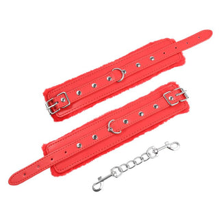Latetobed Fur Handcuffs har foder av mjuk röd fuskpäls, metallspännen och en avtagbar kedja - perfekt för att ge lekfull bondage-spänning till dina BDSM-sessioner.