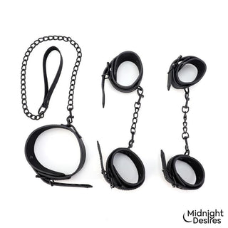 Set med fyra svarta fästremmar i veganskt läder med metallkedjor, inklusive handbojor, halsband och koppel.