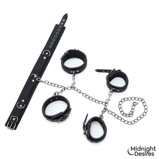 Ett bondage-set i svart veganskt läder, bestående av halsband och handledsmanchetter, mot vit bakgrund.