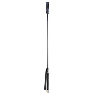 Latetobed Riding Crop 66 cm har en svart design med en läderspets och silverfärgade accenter, perfekt för BDSM eller dominanslekar, visas på en vit bakgrund.