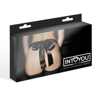 Box of Satin Bondage Ribbon, med en person i strumpor med en stor svart rosett på höfterna och silkeslen satin för en lyxig touch.