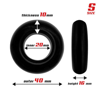 Diagram av ett svart cirkulärt föremål tillverkat av kroppssäkra material, märkt med mått: innerdiameter 20 mm, ytterdiameter 40 mm, tjocklek 10 mm, höjd 16 mm. Röd text uppe till höger läser S STORLEK. En del av det flexibla Beast Cockring Set 3-Pack för komfort och anpassningsförmåga.