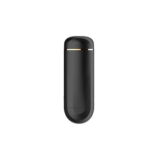 Svart, cylindrisk automatisk onaniprodukt med en guldring som detalj, utformad med ett karakteristiskt vibrationsmönster.