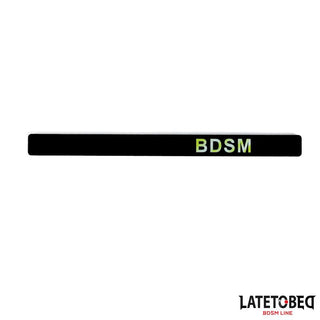 Latetobed Spanking Paddle 38cm är en svart rektangulär paddel med "BDSM" i gröna bokstäver och "LATETOBED BDSM LINE" längst ner till höger, utformad för att komplettera dina BDSM-artiklar.