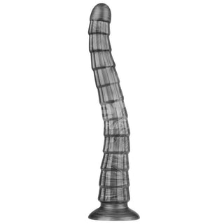 En böjd, räfflad analdildo i silikon med sugfot, svart, avbildad mot en vit bakgrund.