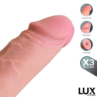 Närbild av Lux Wolf Mjuk Dildo 17 cm som visar textur med trippel densitet i små cirklar, vilket framhäver dess realistiska känsla.