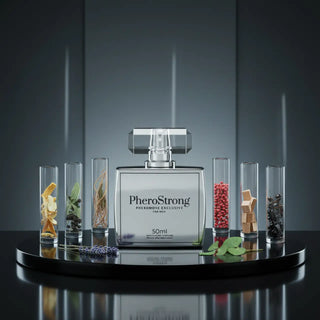 PheroStrong Exclusive för Män 50 ml klarglasflaska med svart lock, rektangulär design, placerad på en svart plattform.